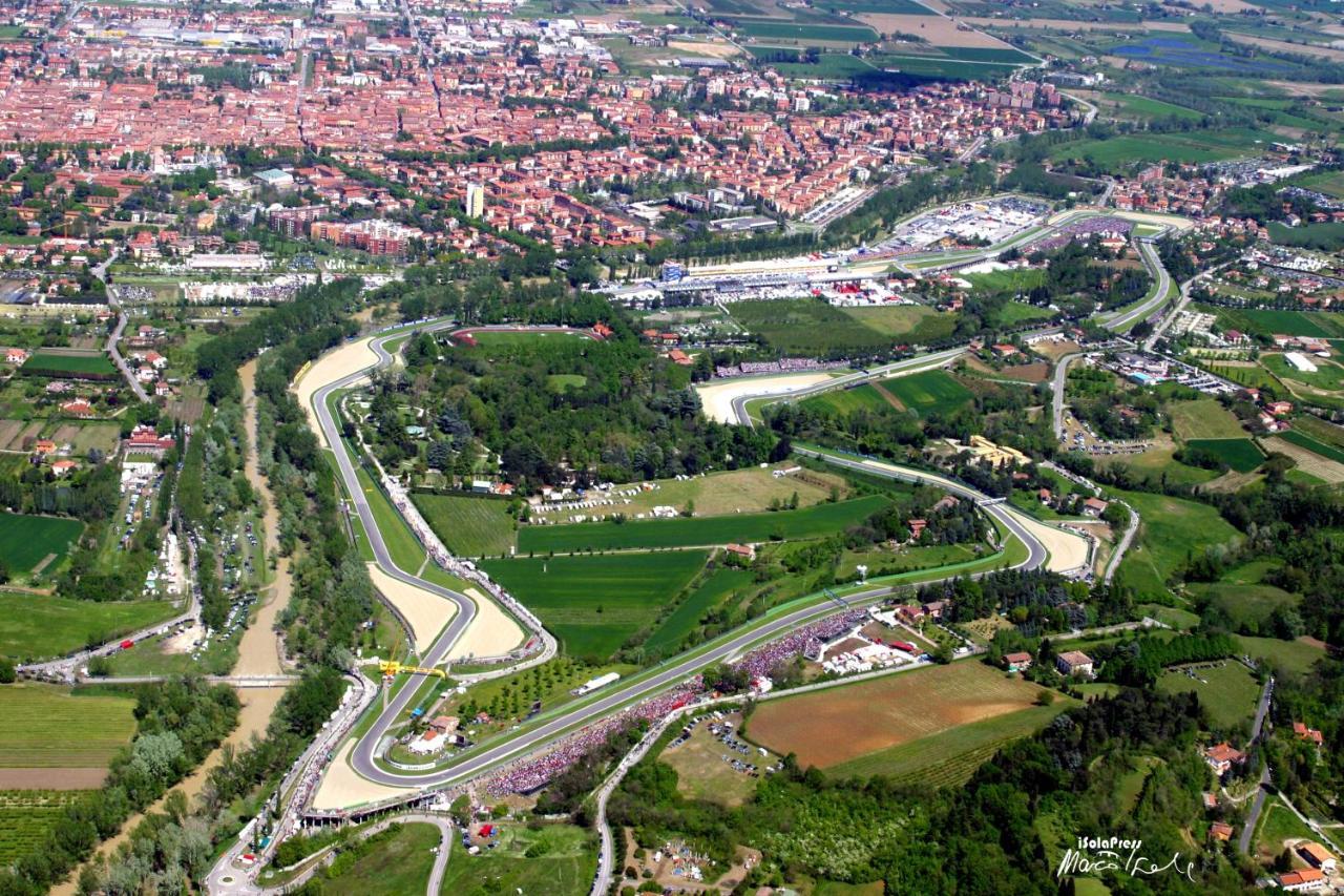 イーモラLa Dimora Delle Emozioni - Il Fascino Del Centro Storico E L'Adrenalina Dell'Autodromoアパートメント エクステリア 写真